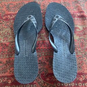 Singerson Morrison Kitten Heel Thong Shoes, Size 8/9, Black